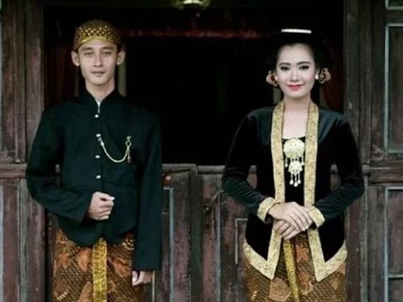 pakaian adat indonesia lengkap