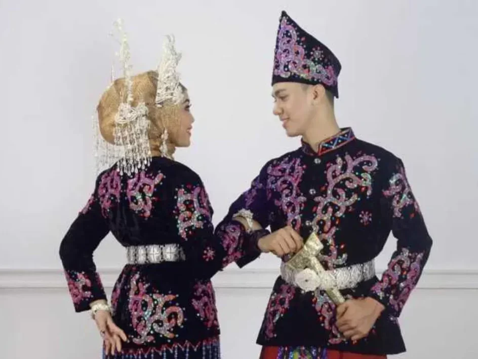 pakaian adat indonesia lengkap