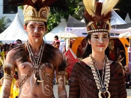 pakaian adat indonesia lengkap