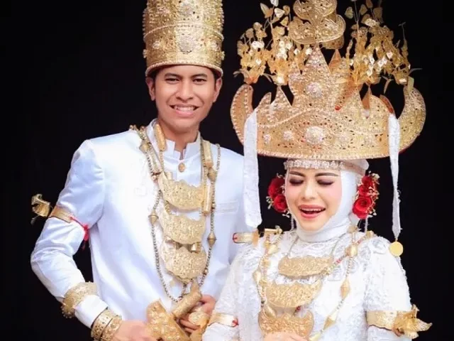pakaian adat indonesia lengkap
