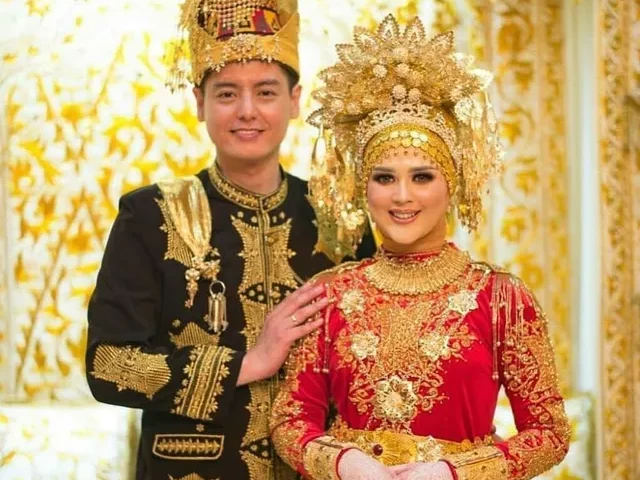 pakaian adat indonesia lengkap
