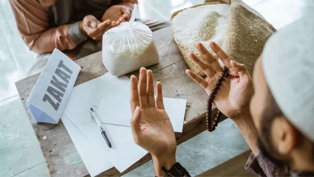 Niat Mengeluarkan Zakat Fitrah dan Artinya