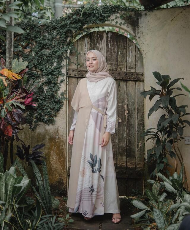Cek 7 Inspirasi Model Baju Gamis Kombinasi, Berani Tampil Beda Gamis Dress Kombinasi Kain Corak Bunga dan Gamis Ikat
