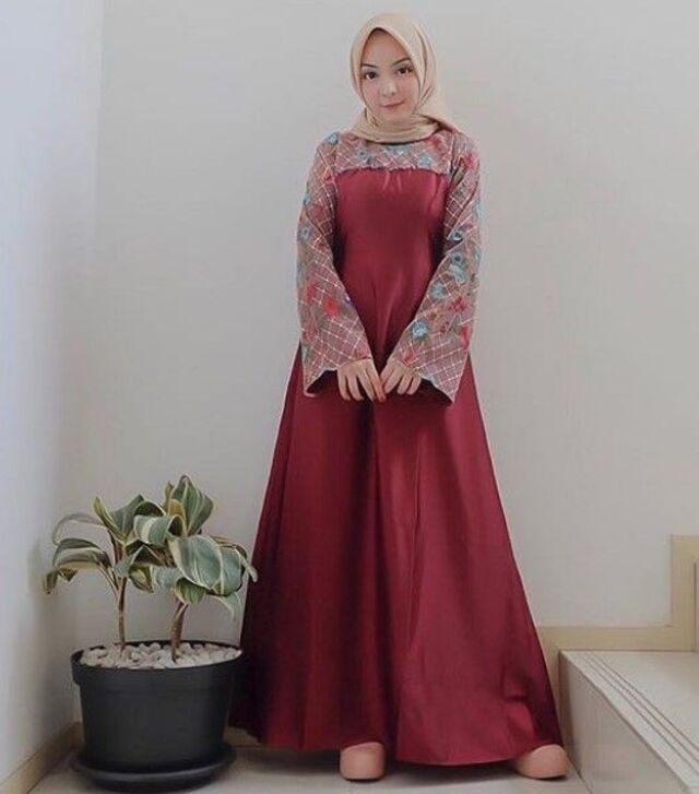Cek 7 Inspirasi Model Baju Gamis Kombinasi, Berani Tampil Beda Model Gamis Kombinasi Batik Polos Marun