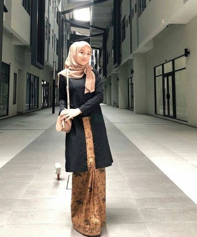 16 Contoh Model Baju Gamis Batik Kombinasi Polos, Stunning! Gamis Kebaya Kutu Baru Paling Pas dengan Rok Batik Jawa Tengah