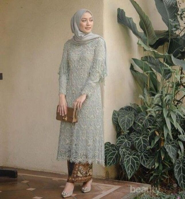 6 Model Baju Brokat Pas untuk Acara Lamaran 