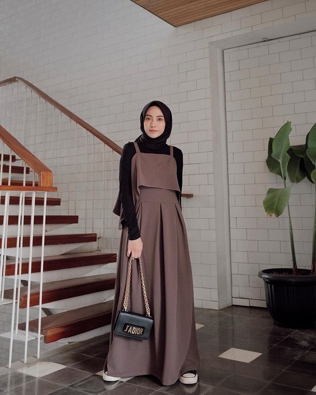 Overall Rose Taupe yang Jadi Pilihan Para Remaja