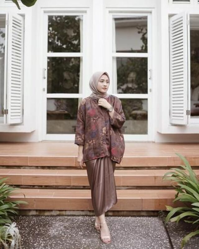 8 Model Baju Gamis Batik Kombinasi Kain Polos untuk Wanita Model baju gamis batik kombinasi kain polos untuk wanita
