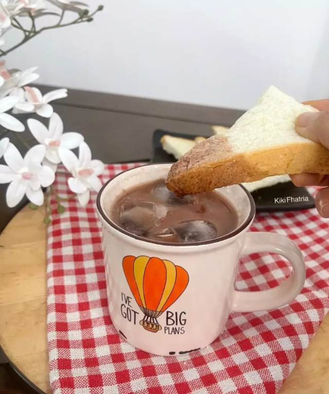 15 Menu Takjil Kekinian yang Hemat Dan Praktis, Ini Resepnya! Es Coklat Susu (Sumber: cookpad.com)