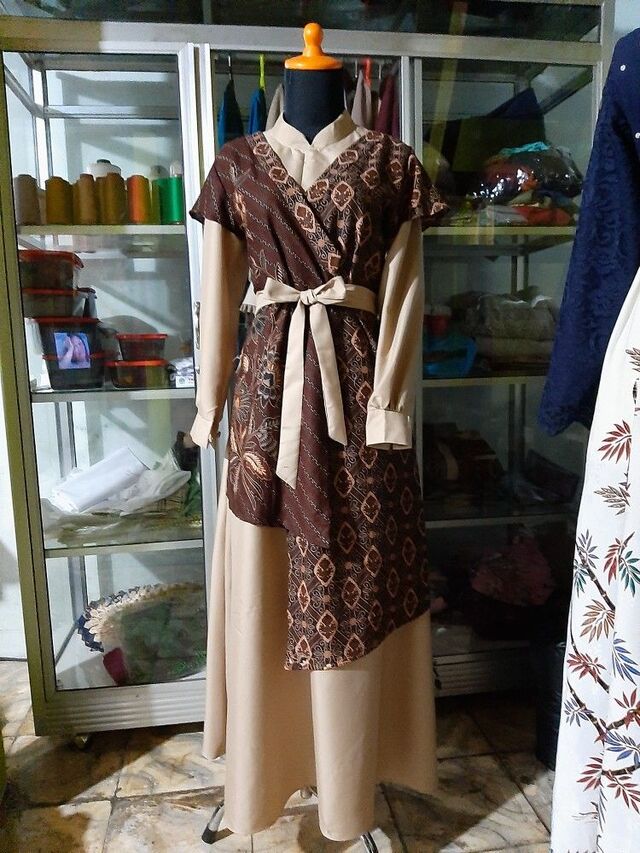 16 Contoh Model Baju Gamis Batik Kombinasi Polos, Stunning! contoh model baju gamis batik kombinasi kain polos