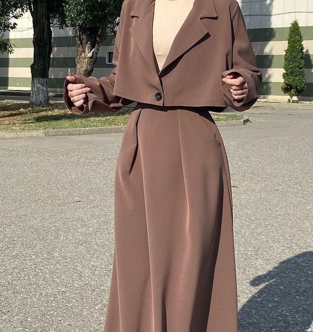 Blazer V-Neck Lebar Crop dengan Rok A-Line 