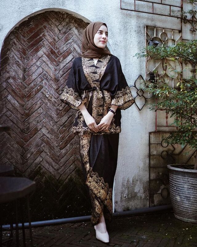 16 Contoh Model Baju Gamis Batik Kombinasi Polos, Stunning! Contoh model baju gamis batik kombinasi kain polos