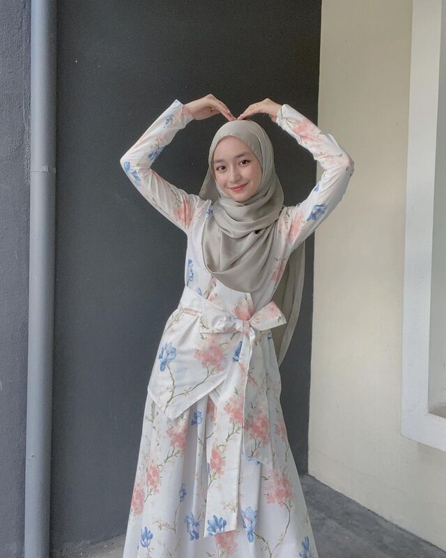 7 Model Baju Gamis Terbaru Lebaran , Simple, Chic dan Modis Gamis Ikat Putih dengan Corak Bunga