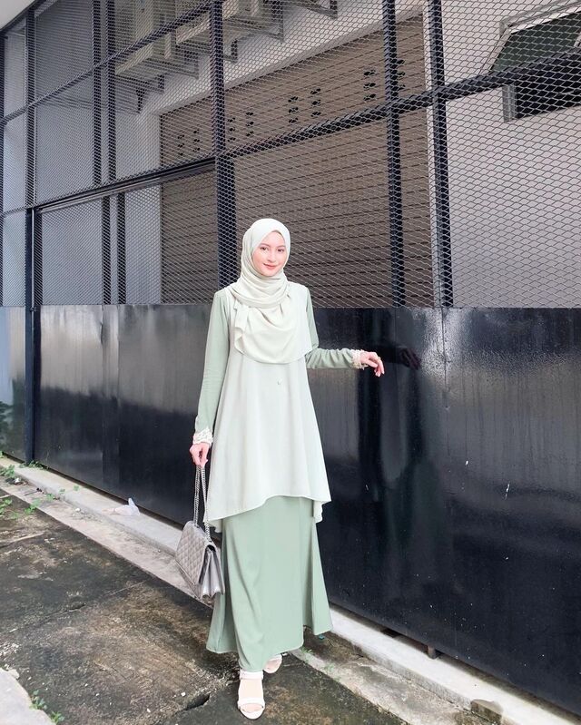 7 Model Baju Gamis Terbaru Lebaran , Simple, Chic dan Modis Model Gamis Kurung Khas Malaysia