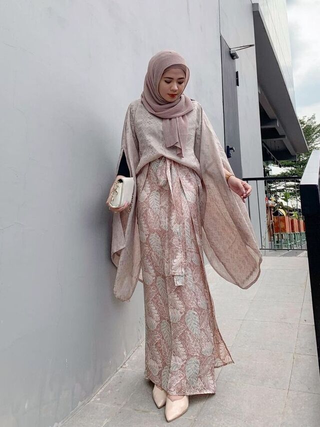 Kaftan Variatif dengan Desain Rok Batik 