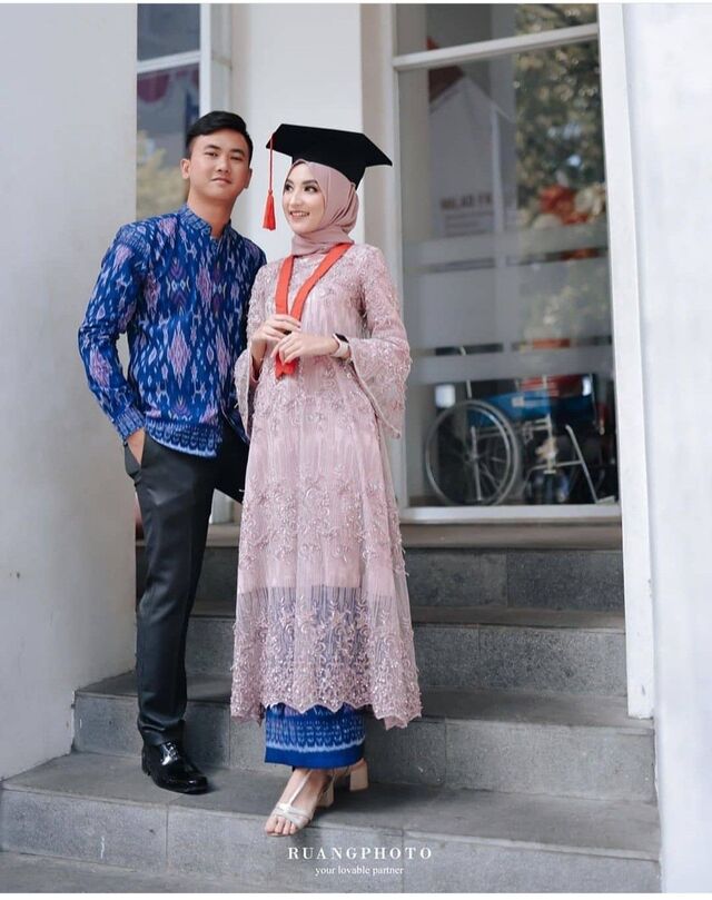 Tampil Elegan dengan 10 List Model Baju Brokat Gamis Desain Tunik paling Cocok untuk Acara Wisuda Kelulusan