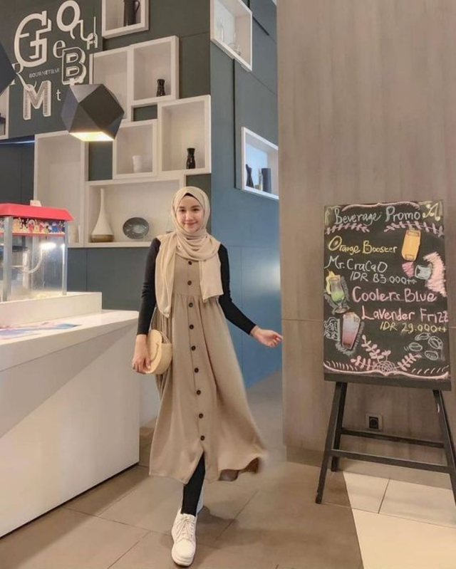 Pilih Gamis dengan Aksen Kancing Depan Agar Tidak Membosankan 