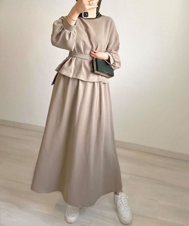 Potongan Polos dengan Lengan Balon Bisa untuk Tampilan ke Pesta atau Semi-Formal