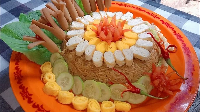 6 Cara Menghias Mie Goreng untuk Lomba 17 Agustus, Simpel Tapi Mewah! cara menghias nasi goreng untuk lomba 17 agustus