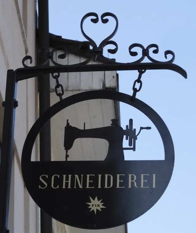 15 Desain Plang Nama Toko yang Bagus untuk Branding Usaha contoh papan nama toko