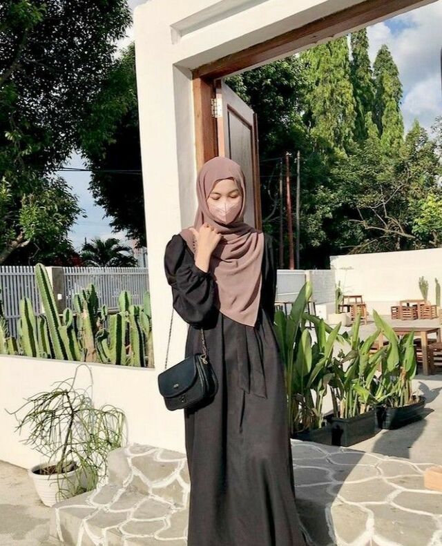 10 Inspirasi Model Baju Gamis Terbaru Stylish dan Keren Gamis Hitam dengan Lengan Balon yang Timeless