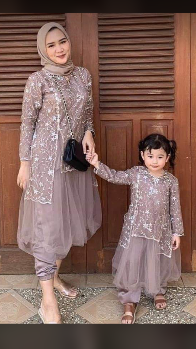 Model Baju Pesta Brokat Anak Celana Aladin, Tampil Kembar dengan Sang Ibu 