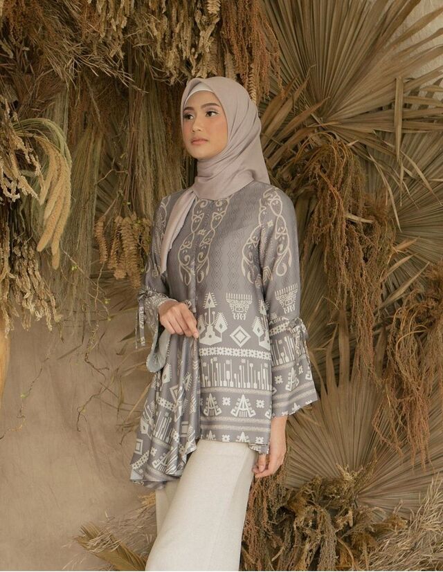 8 Model Baju Gamis Batik Kombinasi Kain Polos untuk Wanita Model baju gamis batik kombinasi kain polos untuk wanita