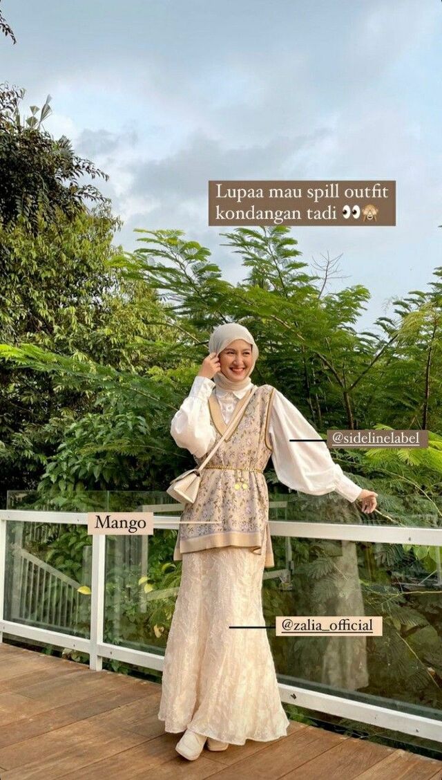 8 Model Baju Gamis Batik Kombinasi Kain Polos untuk Wanita Batik Rompi? Pas jadi Pelengkap Gamis Polos