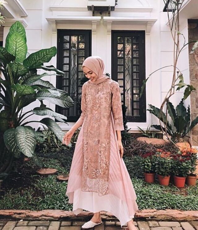 8 Model Baju gamis Brokat Terbaru dan Kekinian 2023 Model Apron, Gamis Brokat yang Cocok untuk Semua Bentuk Tubuh