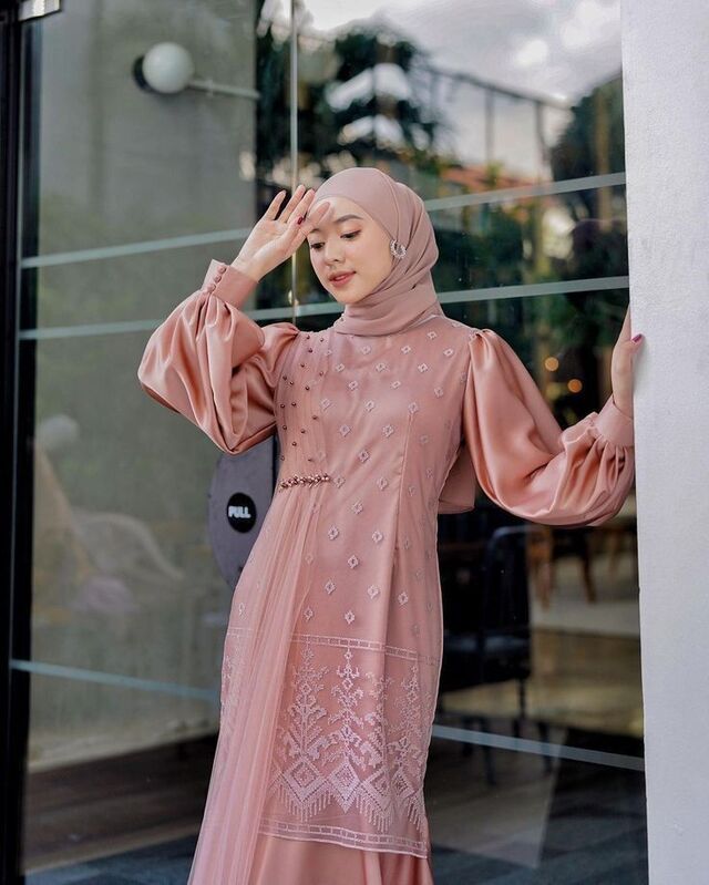 8 Model Baju gamis Brokat Terbaru dan Kekinian 2023 Gamis Brokat Satin Asimetris Unik namun tetap Elegan