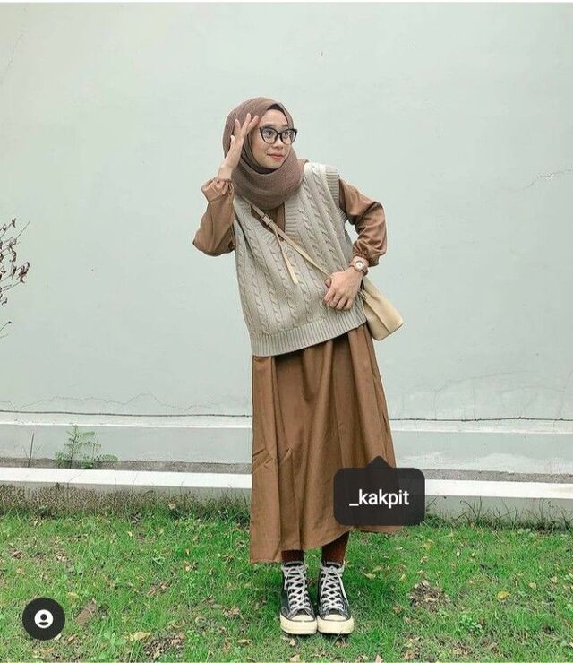Gamis Biasa di Padukan dengan Vest Cocok untuk Cewek “Bumi” 