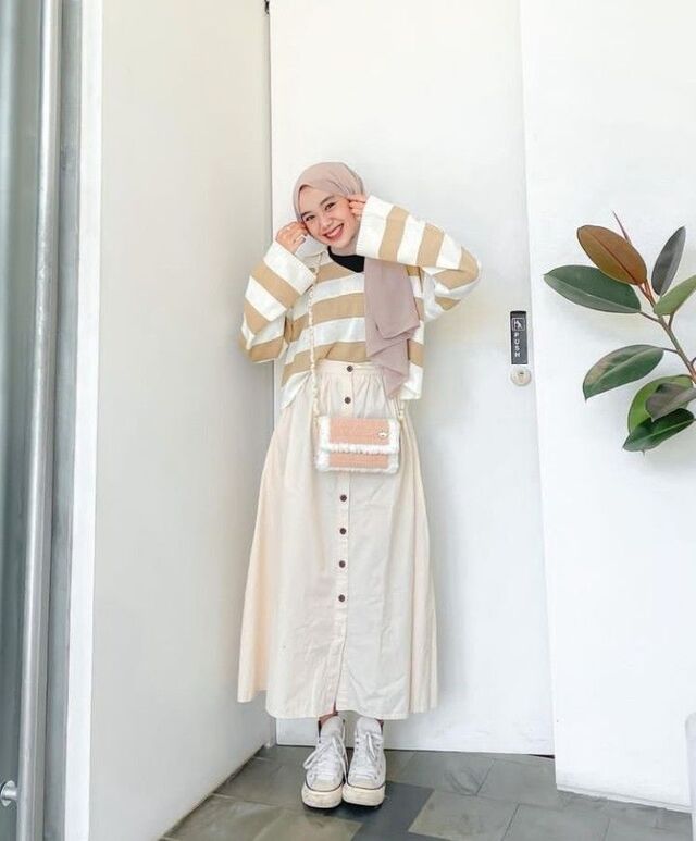 Paduan Sweater Tipis Garis-garis dan Rok A-Line Kancing Depan 