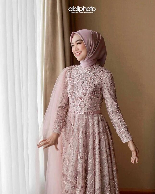 6 Model Baju Brokat Pas untuk Acara Lamaran