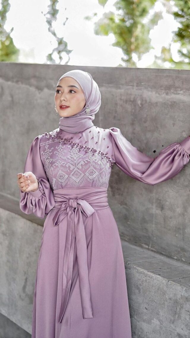 7 Model Baju Gamis Brokat Lengan Balon, Mewah dan Gorgeous Gamis Brokat Ikat Ungu Model Rok Maxi