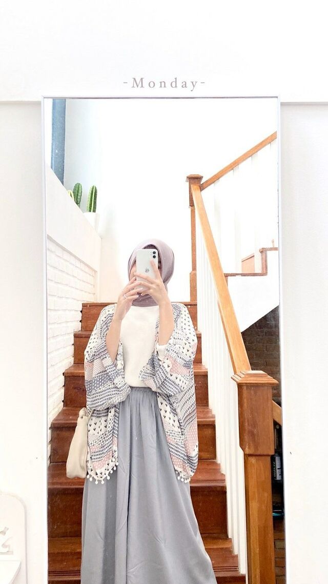 Cek 7 Inspirasi Model Baju Gamis Kombinasi, Berani Tampil Beda Kombinasi Outer Corak Nampak Casual