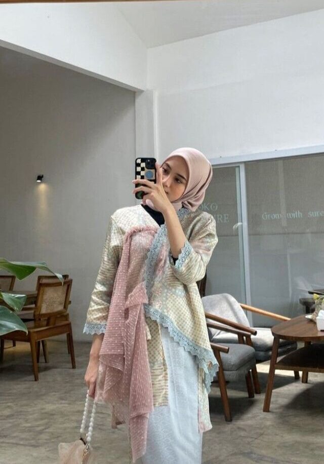 Cek 7 Inspirasi Model Baju Gamis Kombinasi, Berani Tampil Beda Gamis Kebaya Asimetris Warna Pastel