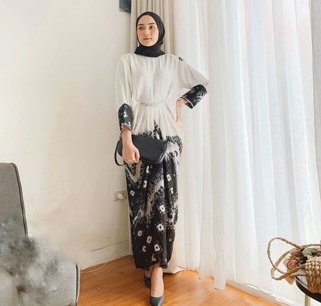 16 Contoh Model Baju Gamis Batik Kombinasi Polos, Stunning! Kaftan Batik dengan Warna Monochrome