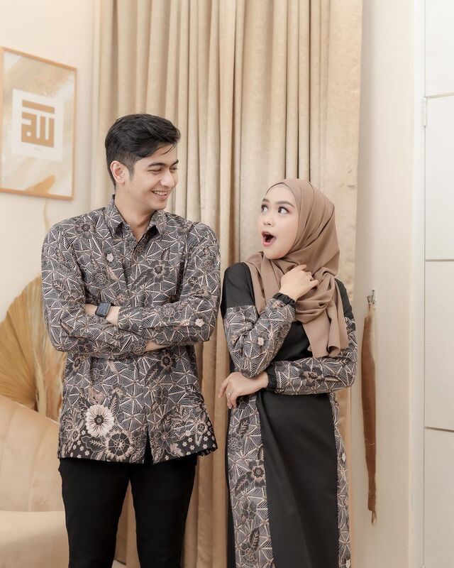 16 Contoh Model Baju Gamis Batik Kombinasi Polos, Stunning! Model Gamis Batik Apron? Cocok tampil Sarimbitan dengan Pasangan
