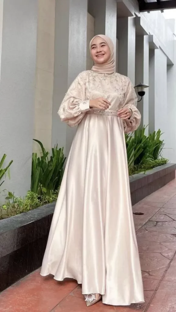 baju ke pesta pernikahan yang simple berhijab