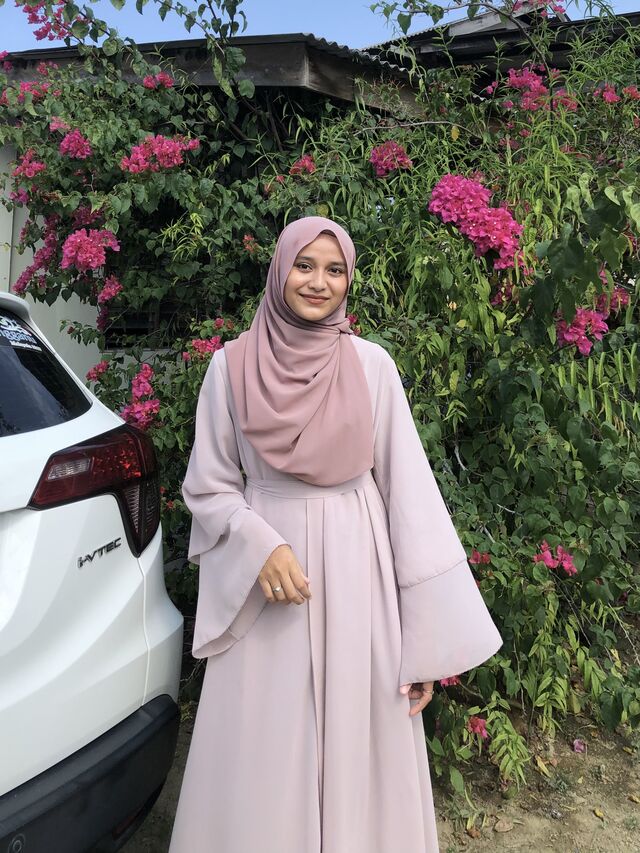 7 Model Baju Gamis Terbaru Lebaran , Simple, Chic dan Modis Dress Gamis Nude Simple Lengan Lonceng yang Timeless