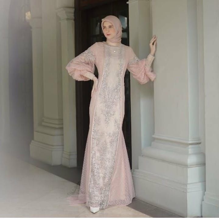 8 Model Baju gamis Brokat Terbaru dan Kekinian 2023 Gamis Brokat Desain Duyung dan Lengan Balon, Feminin dan Elegan!