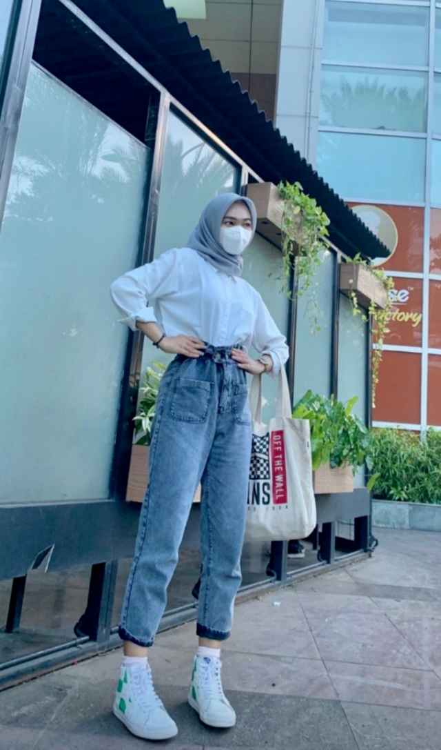 OOTD kemeja putih dan jeans hijab