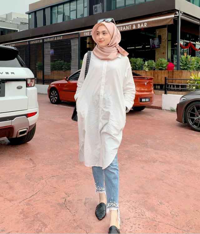 OOTD kemeja putih dan jeans hijab