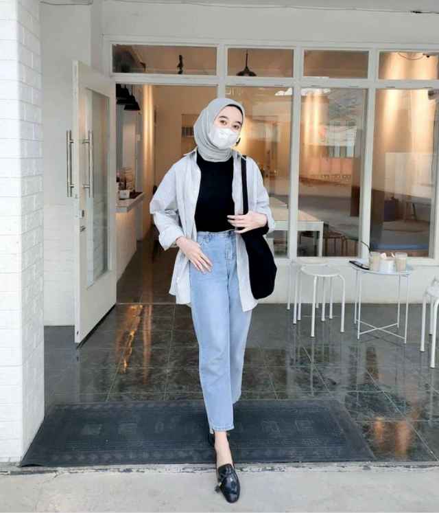 OOTD kemeja putih dan jeans hijab