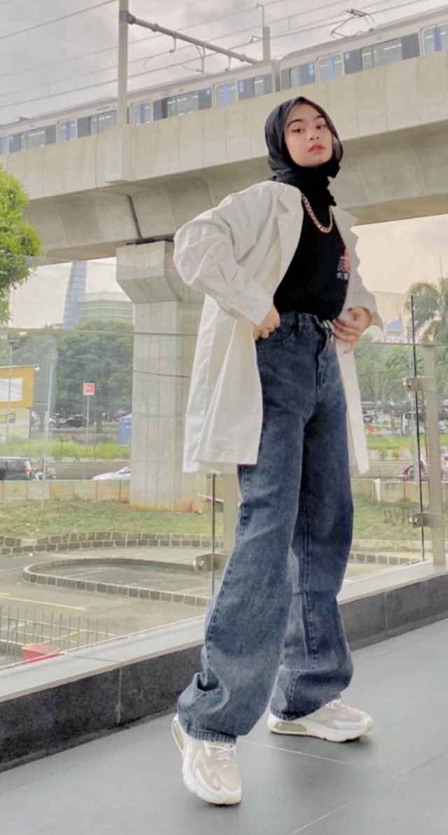 OOTD kemeja putih dan jeans hijab