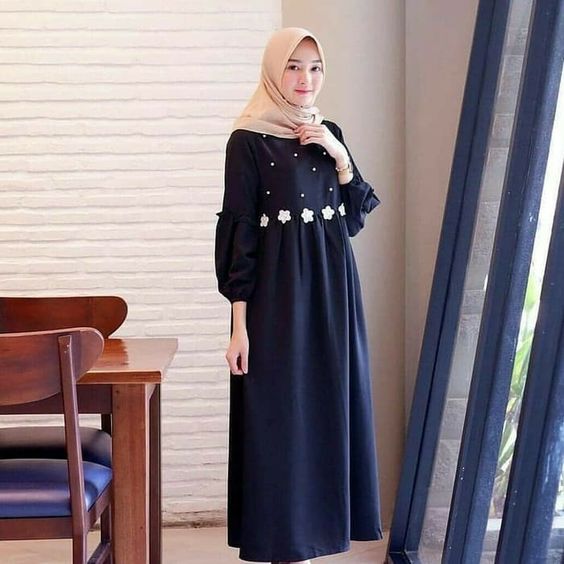 Baju Biru Navy Cocok dengan Jilbab Warna Apa