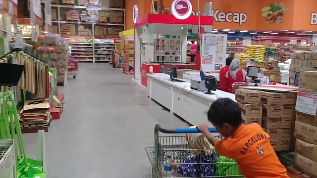 Apa Saja Fasilitas Ritel Terkenal Satu Ini?