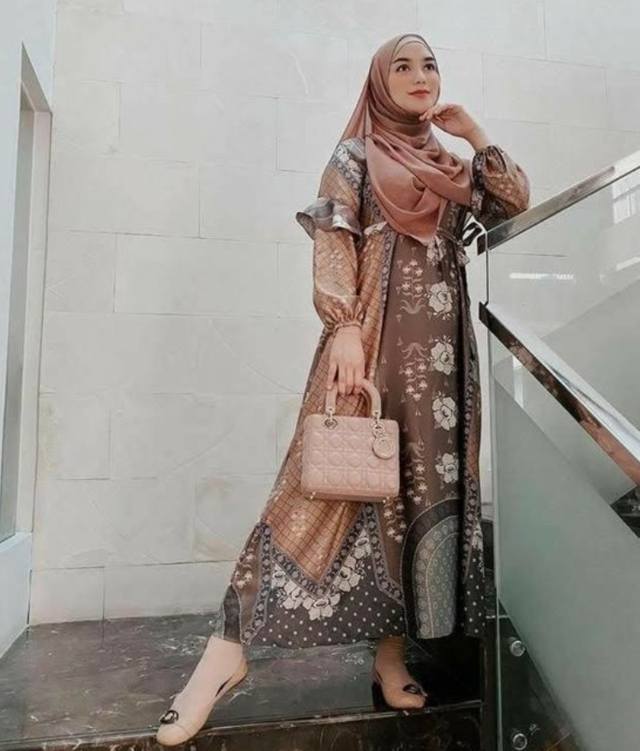 16 Contoh Model Baju Gamis Batik Kombinasi Polos, Stunning! model gamis batik kombinasi kain polos