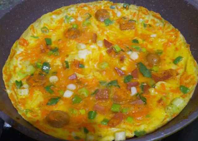 15 Menu Buka Puasa Lauk Pauk Sehat, Lezat & Praktis! Omelet Daging Simple