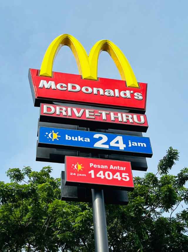 15 Desain Plang Nama Toko yang Bagus untuk Branding Usaha Plang Nama Toko